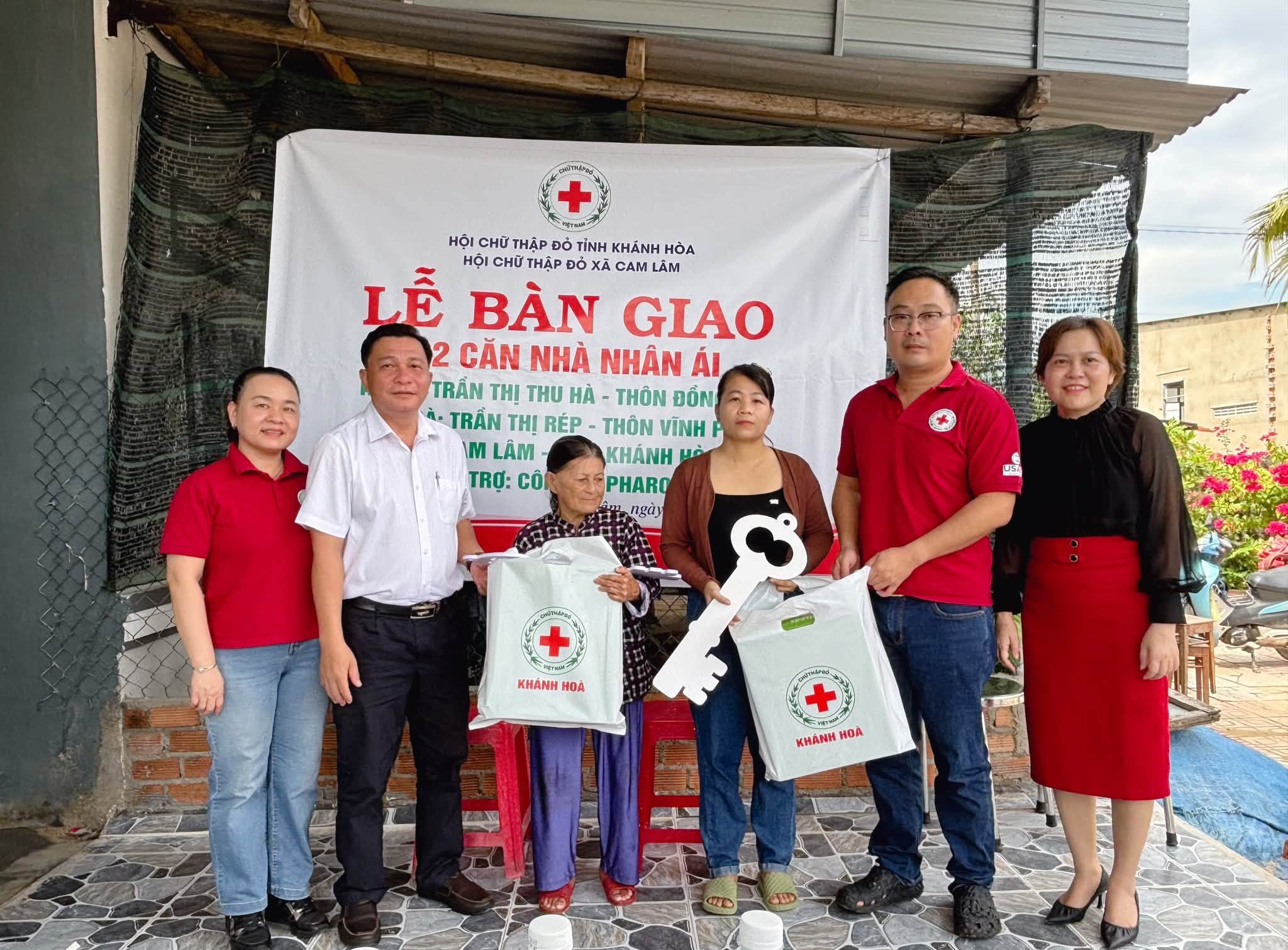 Bàn giao 2 nhà tình nghĩa cho hộ khó khăn tại xã Cam Lâm